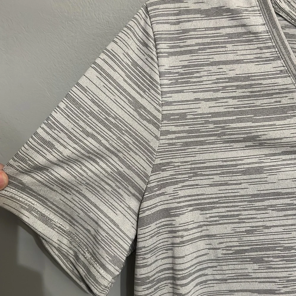 Nike Gray Short Sleeve Tee for Everyday Comfort - Picture 4 of 6
